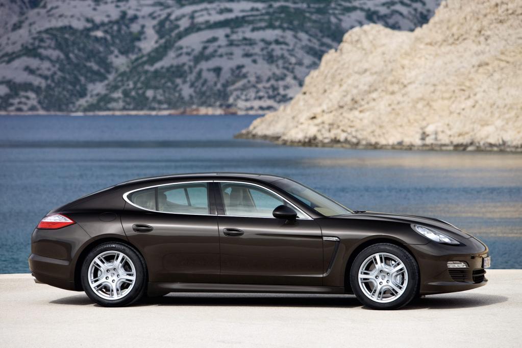 Das fünftürige Coupé streckt sich über knapp fünf Meter. 