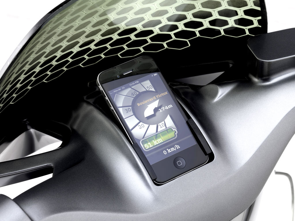 Das integrierte Smartphone übernimmt bei Smarts E-Scooter vielseitige Funktionen wie Tachometer, Pulsmesser, 