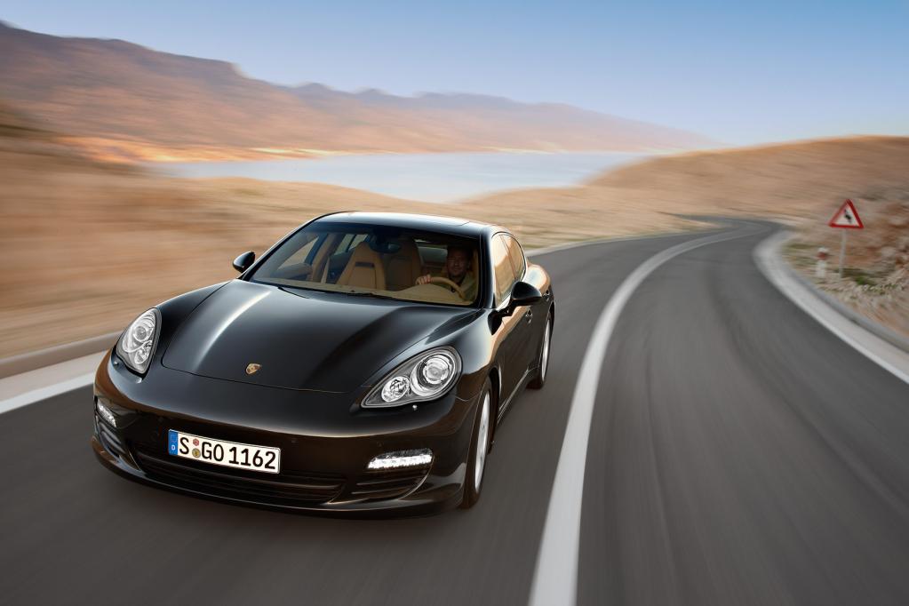 Der Porsche Panamera tritt unter anderem gegen Aston Martin Rapide, Maserati Quattroporte und die S-Klasse von Mercedes an. 
