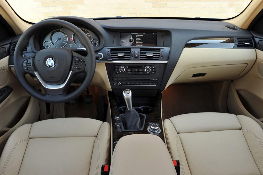 Die Anzeigen und Bedienelemente kennt man aus den BMW 7er und 5er Modellen. 