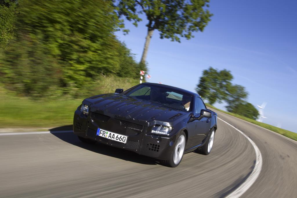 Die Tarnung lässt die Proportionen des neuen Mercedes SLK erahnen