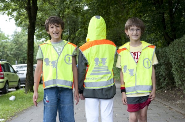 Die Westen kommen! - ADAC-Sicherheitswesten für Schulanfänger endlich in der Auslieferung