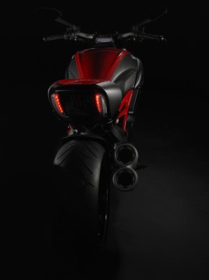 Ducati Diavel feiert Premiere auf der Mailänder Motorradmesse EICMA