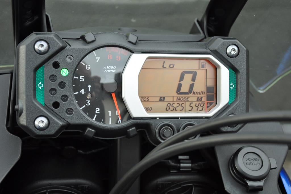 Durchdacht: digitaler Tacho, analoger Drehzahlmesser und 12 Volt-Steckdose