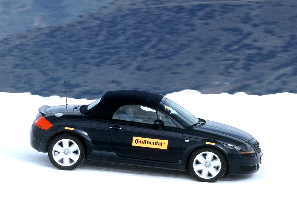 Ein Audi-TT-Roadster beim winterlichen Continental-Reifentest. 