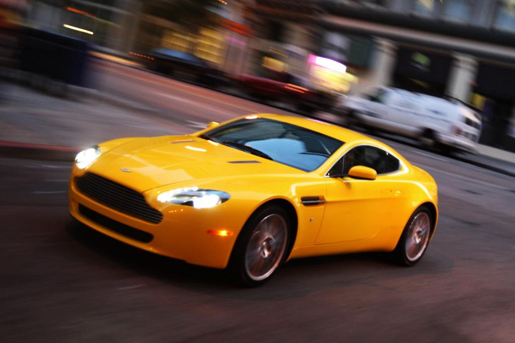 Ein Bolzen bei den Fahrwerkstabilisatoren könnte sich lösen und dadurch könnte der ungesicherte Stabilisator auch die Lenkung des V8 Vantage Coupés negativ beeinflussen. 