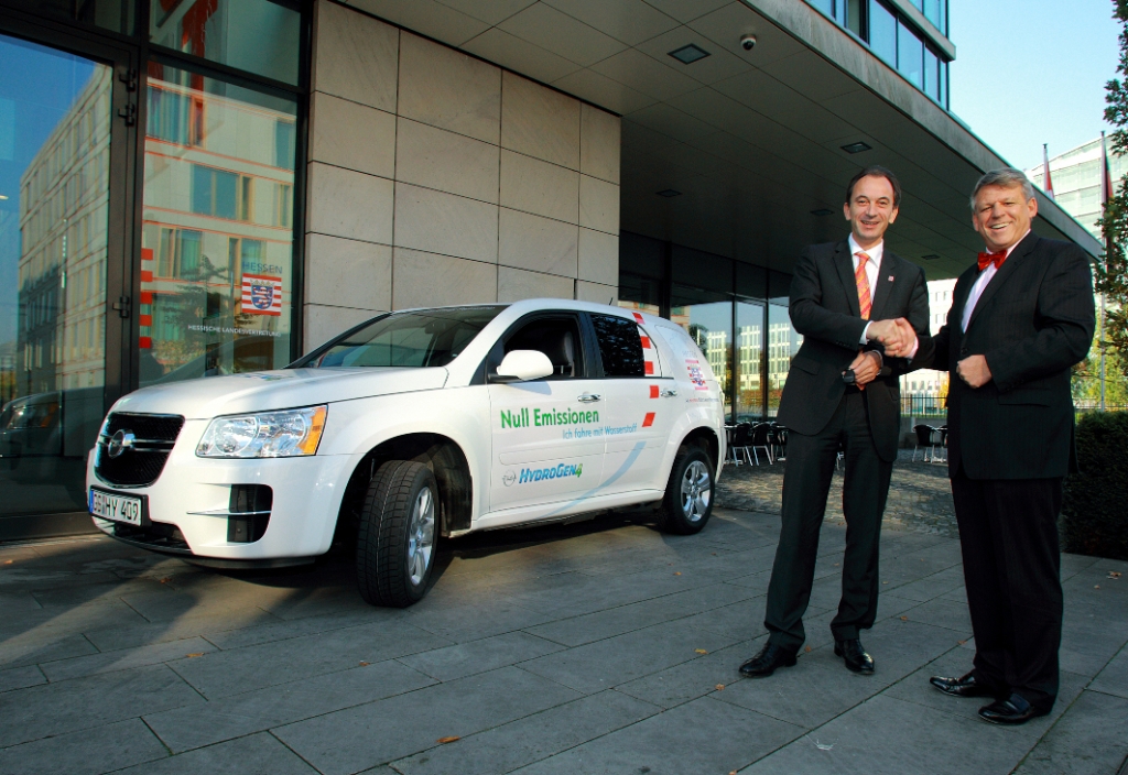 Ein Hydrogen 4 für die Hessische Landesvertretung in Berlin: Bei der Übergabe Staatsminister Michael Boddenberg (links) und Opel-Repräsentant Volker Hoff.