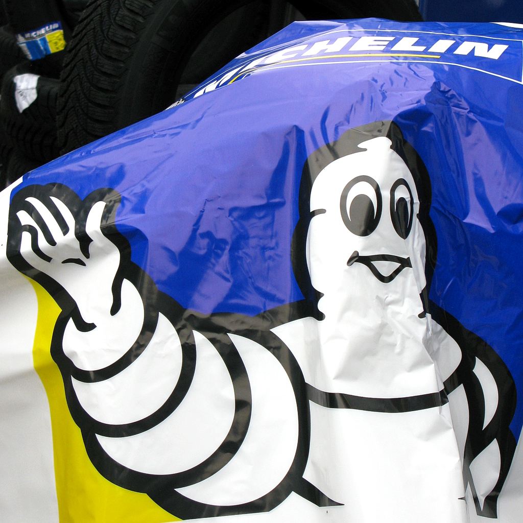 Ein Leben voller Reifen: Winkender Michelin-Mann. 