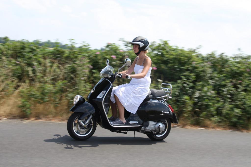 Eine Hommage an einen Mailänder Prachtboulevard und an vergangene Zeiten ist das Roller-Sondermodell Vespa GTV 300 Via Montenapoleone. 