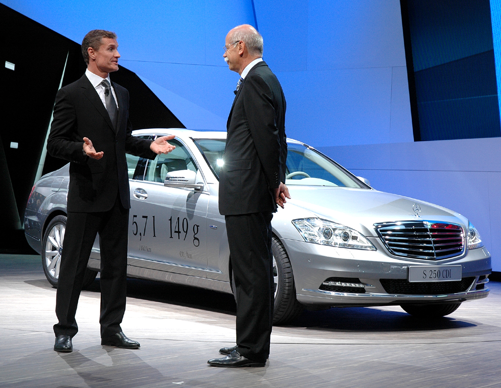 Ex-McLaren-Mercedes-Pilot David Coulthard (links) und Daimler/Mercedes-Chef Dieter Zetsche im Gespräch vor dem neuen S-Klasse-Vierzylinder-Turbodiesel mit 5,7 Litern Mixverbrauch. 