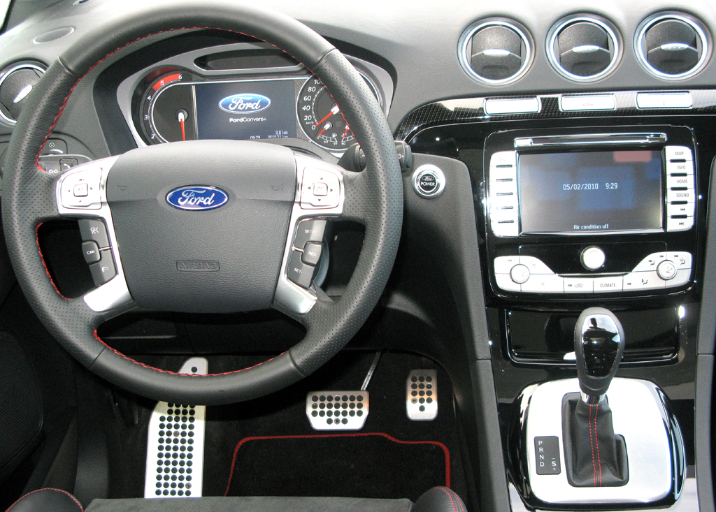 Ford aktuell: Blick ins S-Max-Cockpit. 