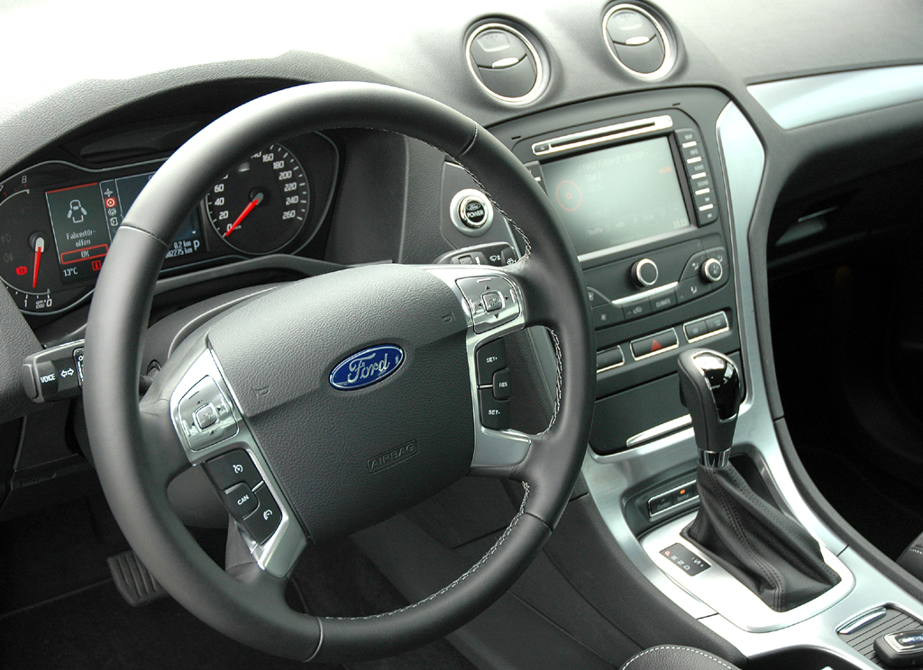Ford aktuell: Blick ins funktionale Cockpit des Mondeo. 