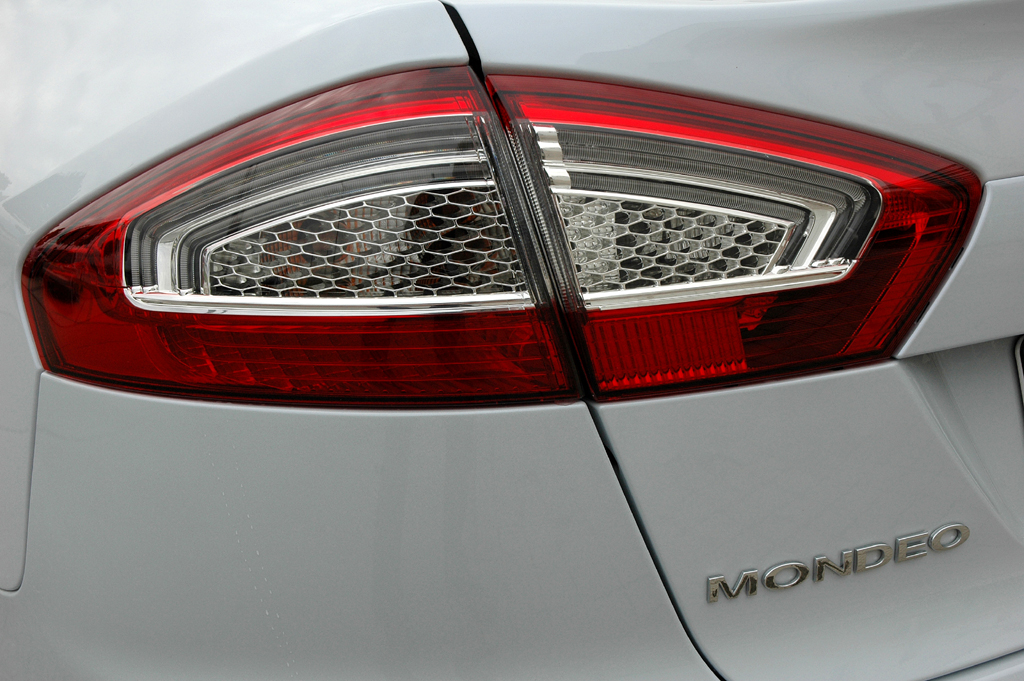 Ford aktuell: Moderne Mondeo-Leuchteinheit hinten mit Wabenstruktur. 