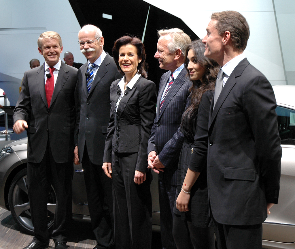 Gruppenbild bei der Präsentation am Mercedes-Stand in Paris mit Vorstand und Gästen. 