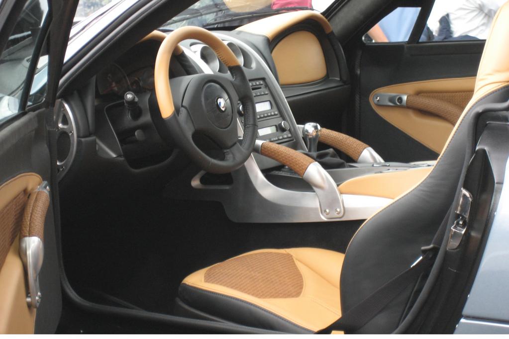 Im Innenraum erinnert nur wenig an die Corvette, die dem Boliden als technische Basis dient. 