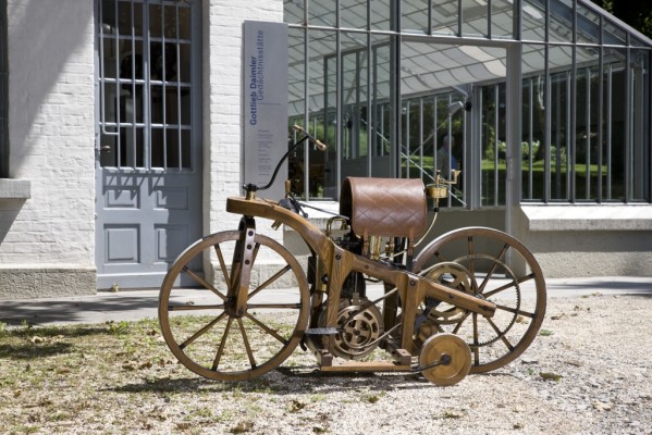 Im November 1885 fährt der Daimler Reitwagen von Cannstatt nach Untertürkheim