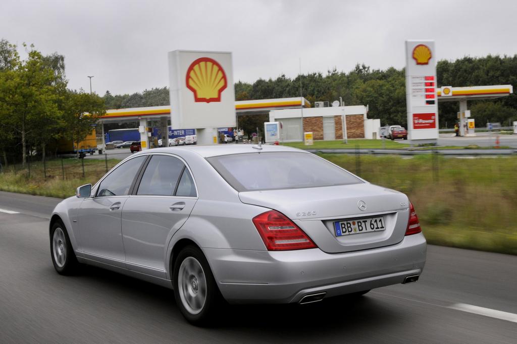 In flotter Fahrt geht es an der Tankstelle vorbei
