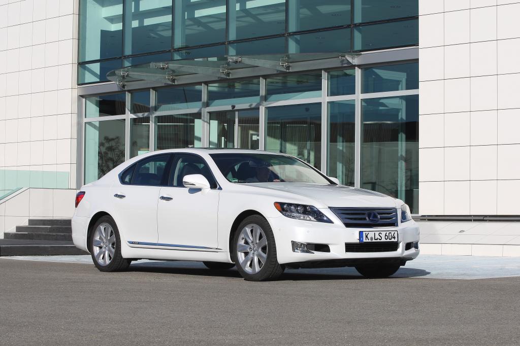 Lexus LS 600h.