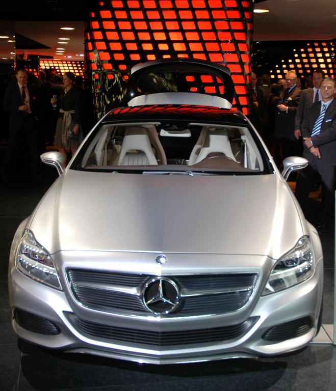 Magisches Automobil: Mercedes-CLS-Neuauflage in der Pariser Mercedes-Benz-Gallery, die Mitte Oktober eröffnet wird.