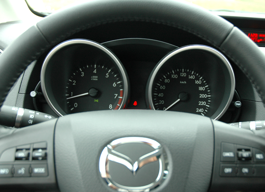 Mazda5: Blick durch den Lenkradkranz auf die Rundinstrumentierung. 