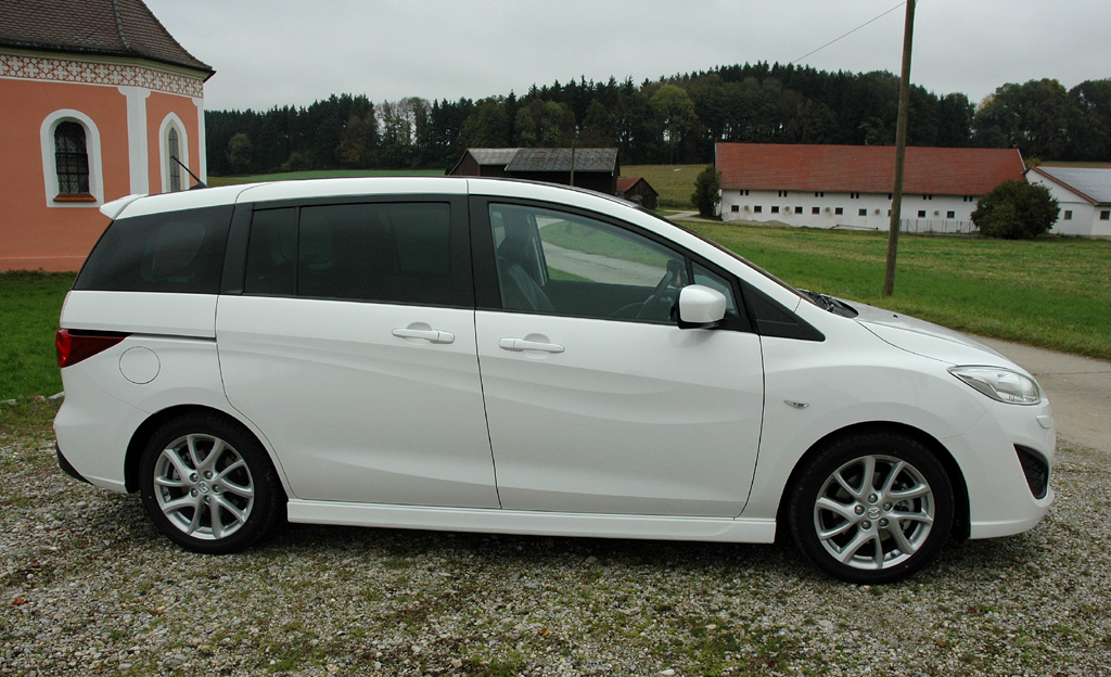 Mazda5: Die Karosserie zieht den Wagen optisch weit nach unten. 