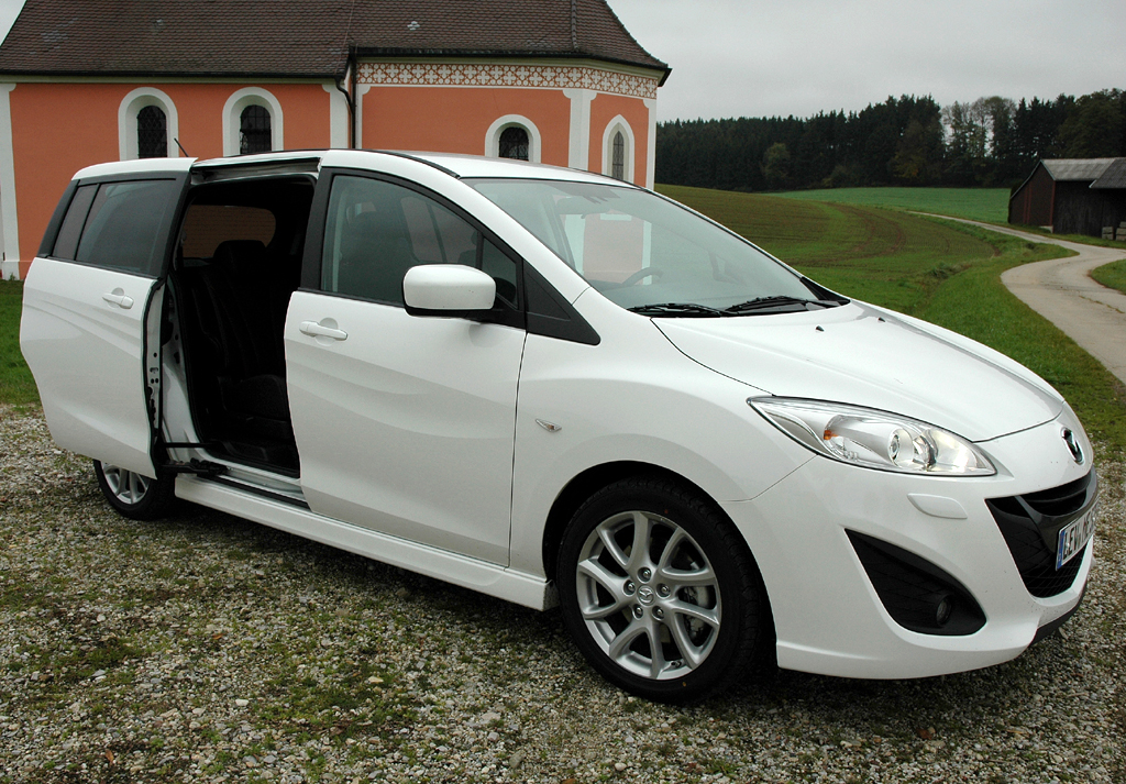 Mazda5: Die elektrischen Schiebetüren erleichtern das Ein- und Aussteigen hinten.