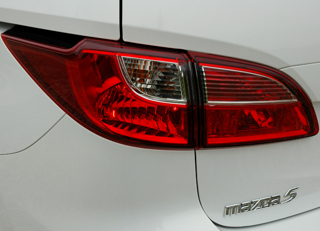 Mazda5: Moderne Leuchteinheit hinten mit Modellschriftzug. 