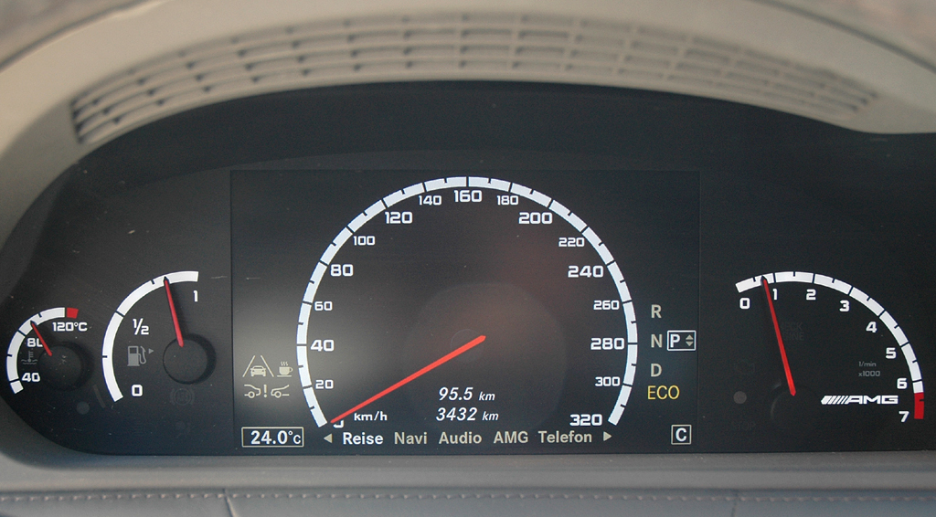 Mercedes AMG: Blick durch den Lenkradkranz auf die Rundinstrumentierung. 