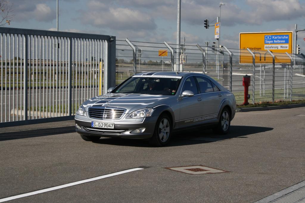 Mercedes-Benz erprobt in einer S-Klasse den Staufolgefahrassistenten für das Geschwindigkeitsregelsystem Distronic Plus.