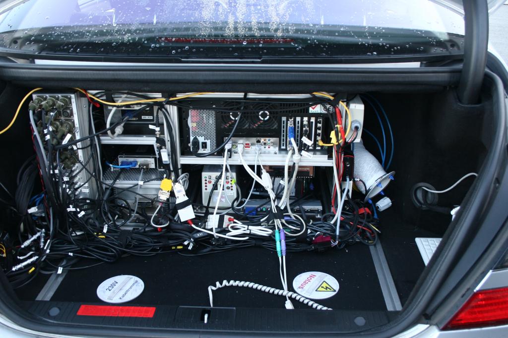 Mercedes-Benz erprobt in einer S-Klasse den Staufolgefahrassistenten für das Geschwindigkeitsregelsystem Distronic Plus.