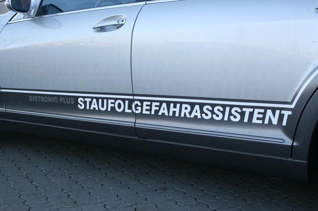 Mercedes-Benz erprobt in einer S-Klasse den Staufolgefahrassistenten für das Geschwindigkeitsregelsystem Distronic Plus.
