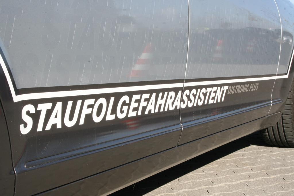 Mercedes-Benz erprobt in einer S-Klasse den Staufolgefahrassistenten für das Geschwindigkeitsregelsystem Distronic Plus.