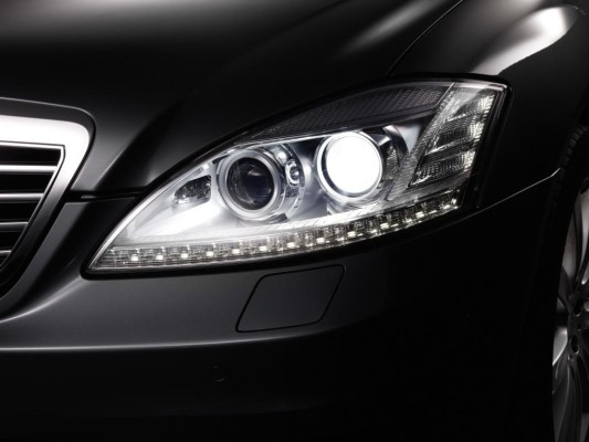 Mercedes-Benz mit tageslichtfarbenem hellerem Xenonlicht
