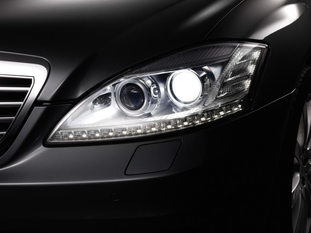 Mercedes-Benz mit tageslichtfarbenem hellerem Xenonlicht