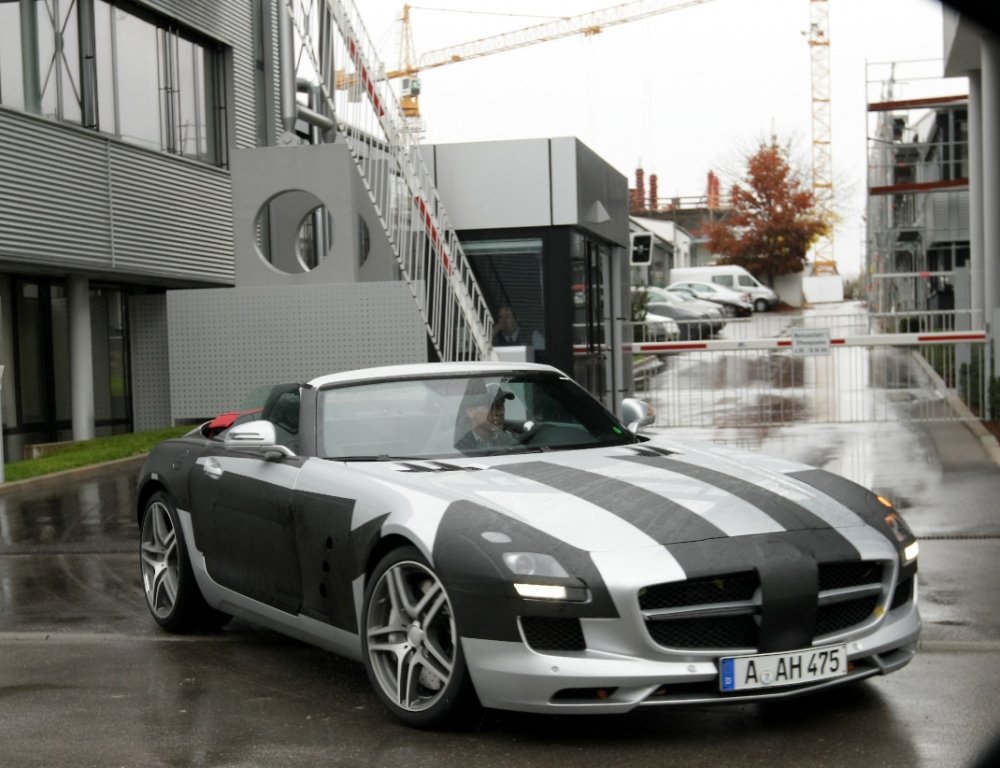 Mercedes SLS Roadster - Der Flügeltürer legt ab