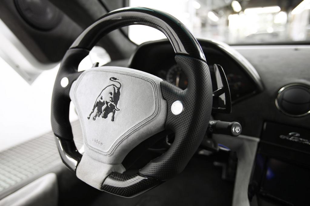 Mit diversen Alcantara- und Lederverkleidungen wird das Cockpit des Racers etwas heimeliger. 