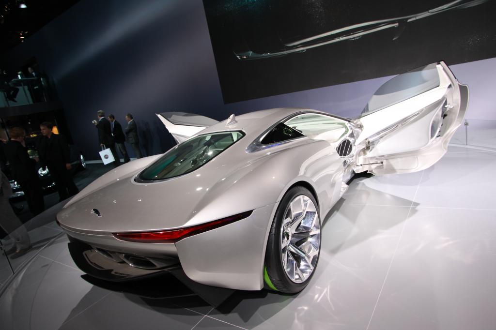 Paris 2010: Beim Jaguar C-X75 laden kleine Turbinen die Batterien auf