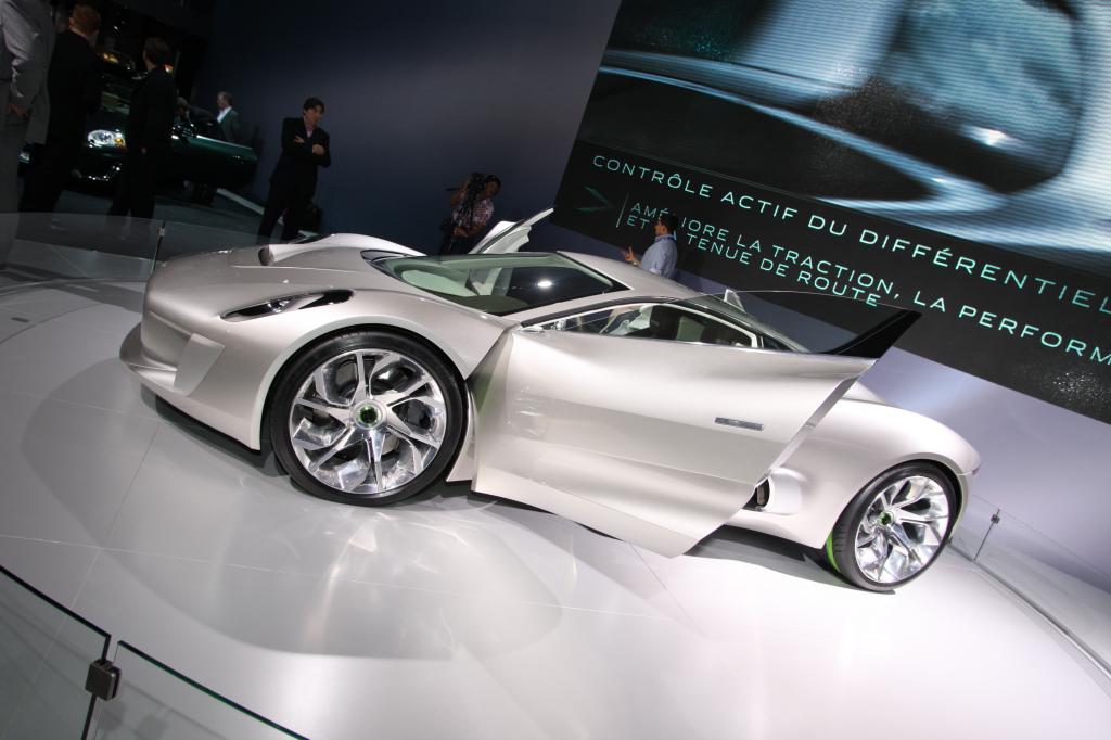 Paris 2010: Beim Jaguar C-X75 laden kleine Turbinen die Batterien auf