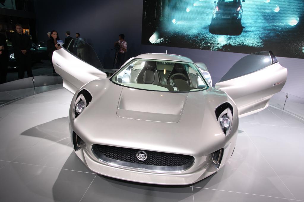 Paris 2010: Beim Jaguar C-X75 laden kleine Turbinen die Batterien auf