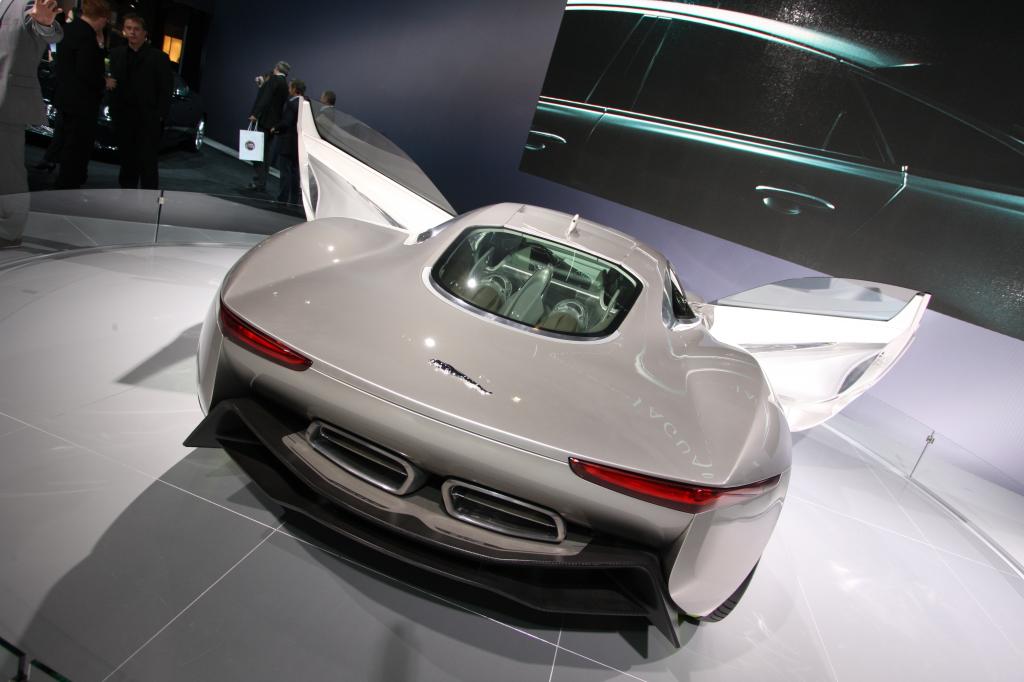 Paris 2010: Beim Jaguar C-X75 laden kleine Turbinen die Batterien auf