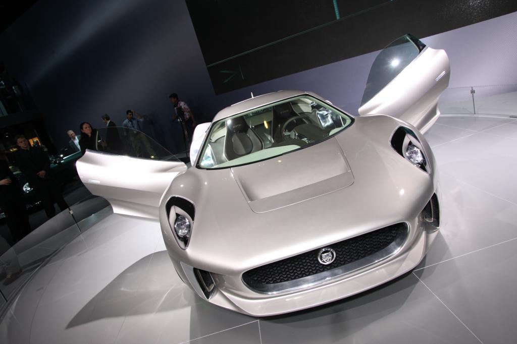 Paris 2010: Beim Jaguar C-X75 laden kleine Turbinen die Batterien auf
