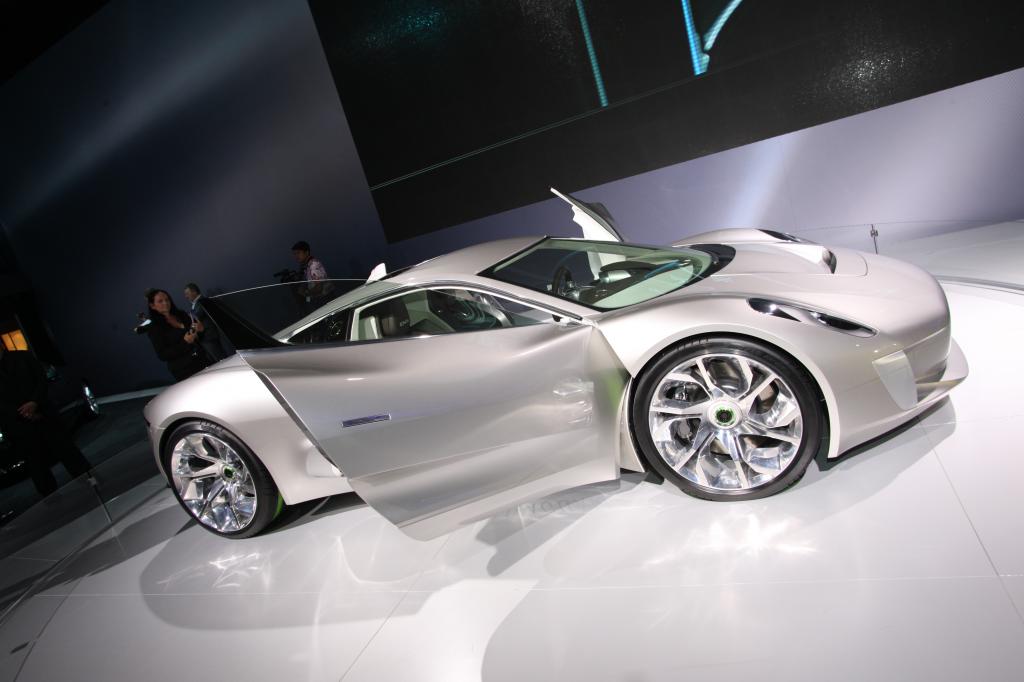 Paris 2010: Beim Jaguar C-X75 laden kleine Turbinen die Batterien auf