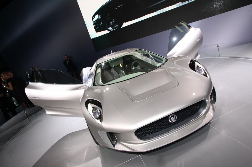 Paris 2010: Beim Jaguar C-X75 laden kleine Turbinen die Batterien auf