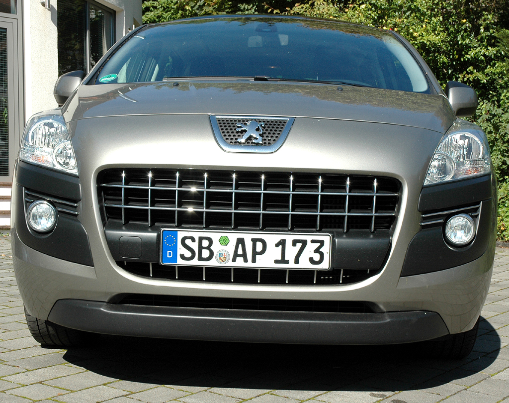 Peugeot 3008: Blick auf die Frontpartie mit dem großen Kühlergrill. 