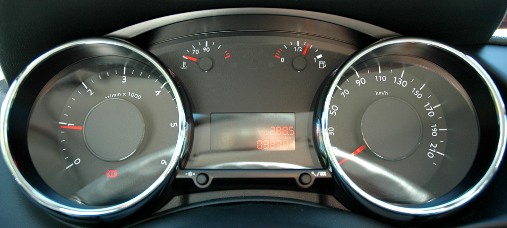 Peugeot 3008: Blick durch den Lenkradkranz auf die Rundinstrumentierung. 