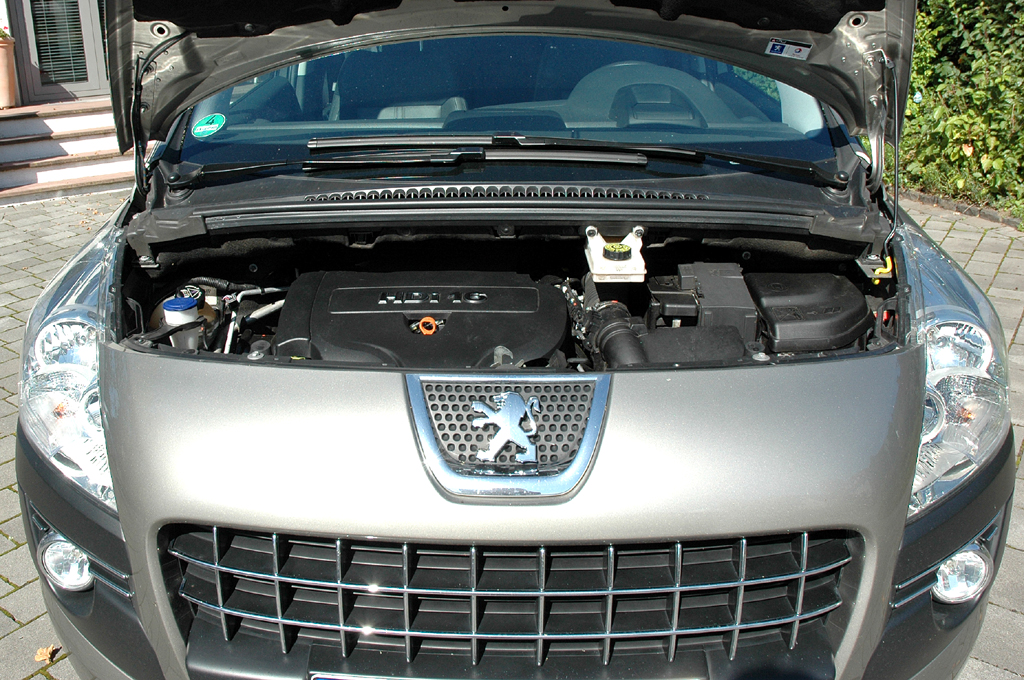 Peugeot 3008: Blick unter die Motorhaube des 2,0-Liter-Vierzylinder-Selbstzünders. 