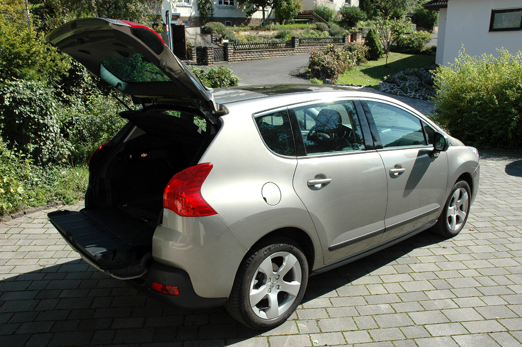 Peugeot 3008: Die Kofferraumklappe ist zweigeteilt. 