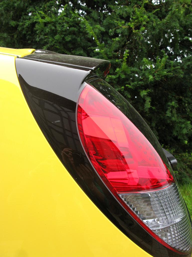 Peugeot iOn: Am Heck deutet sich ein Dachkantenspoiler an. 
