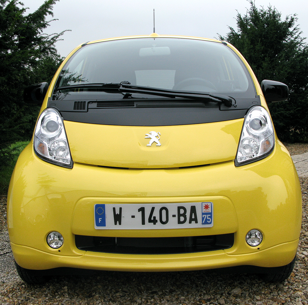 Peugeot iOn: Blick auf die Frontpartie des kleinen Franzosen-Stromers. 