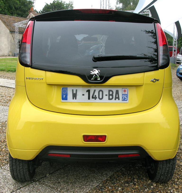 Peugeot iOn: Blick auf die Heckpartie des viersitzigen Winzlings. 